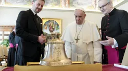 Papa Francesco con il Primo Ministro slovacco Eduard Heger, Palazzo Apostolico Vaticano, 14 marzo 2022 / Vatican Media / ACI Group