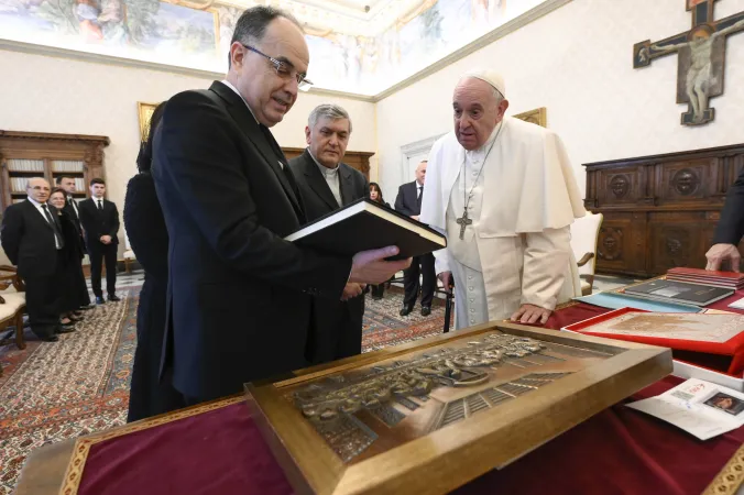 Papa Francesco e il presidente albanese Bagaj, Palazzo Apostolico Vaticano, 2 dicembre 2022 | Vatican Media / ACI Group