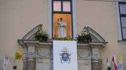 Papa Francesco affacciato al terrazzo di Giovanni Paolo II a Cracovia / L'Osservatore Romano / ACI Group