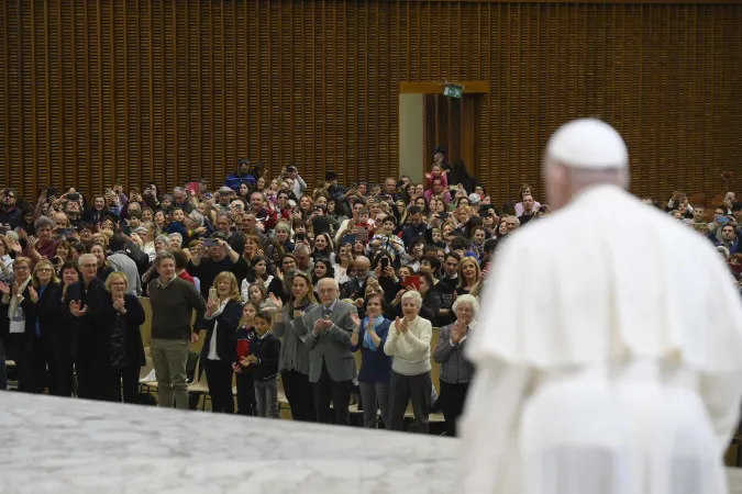 Papa Francesco con i parrocchiani di Rho | Vatican Media / ACI Group