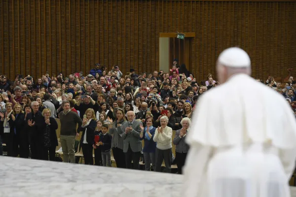 Papa Francesco con i parrocchiani di Rho / Vatican Media / ACI Group