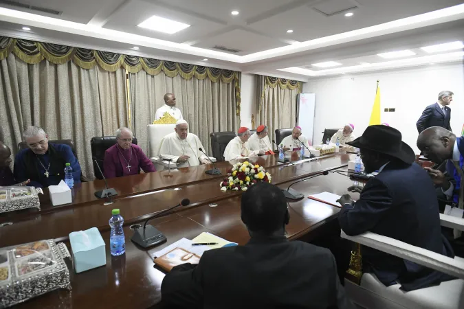 Papa Francesco nell'incontro bilaterale con il presidente Salva Kiir, prima del discorso alle autorità diplomatiche, Giuba, Sud Sudan, 3 febbraio 2023 | Vatican Media / ACI Group