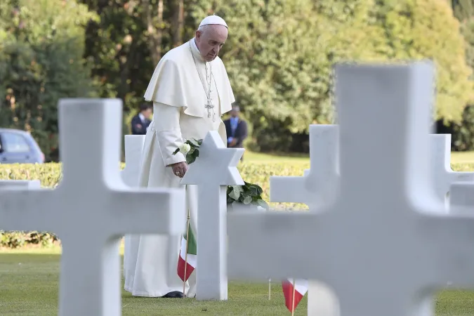 Papa Francesco a Nettuno | Papa Francesco in preghiera davanti alle tombe del cimitero americano di Nettuno, 2 novembre 2017 | L'Osservatore Romano / ACI Group