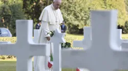 Papa Francesco in preghiera davanti alle tombe del cimitero americano di Nettuno, 2 novembre 2017 / L'Osservatore Romano / ACI Group