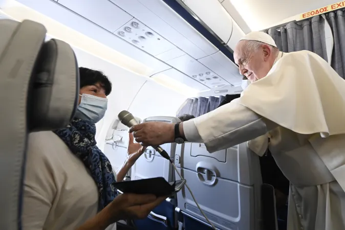 Papa Francesco durante la Conferenza Stampa sul volo di ritorno dalla Grecia del 6 Dicembre 2021 | Vatican Media/ACI Group