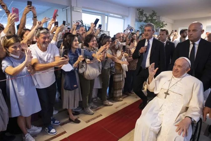 Papa Francesco, Gemelli | Papa Francesco salutato alla sua uscita dal Gemelli, 16 giugno 2023 | Vatican Media / ACI Group