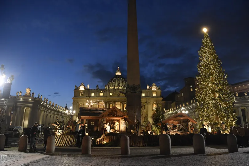 Albero Di Natale In Legno Con Presepe.E Gia Natale A San Pietro Inaugurati Albero E Presepe In Piazza