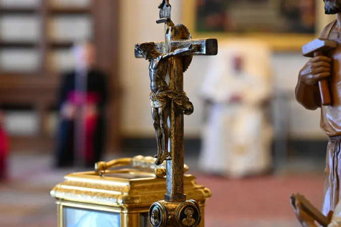 Il crocefisso sulla scrivania nella Biblioteca Apostolica dove il Papa tiene udienza  |  | Vatican Media 