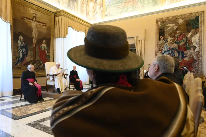 Papa Francesco con la delegazione del Forum delle popolazioni indigene, Palazzo Apostolico, 10 febbraio 2023 | Vatican Media / ACI Group