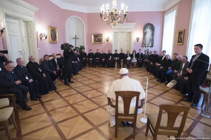 Il Papa con i gesuiti polacchi nell' arcivescovado di Cracovia |  | Osservatore Romano