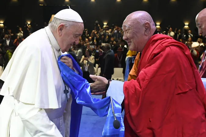 Un omaggio a Papa Francesco durante l'incontro interreligioso all'Hun Center, Ulaanbatar, 3 settembre 2024 | Vatican Media / ACI Group