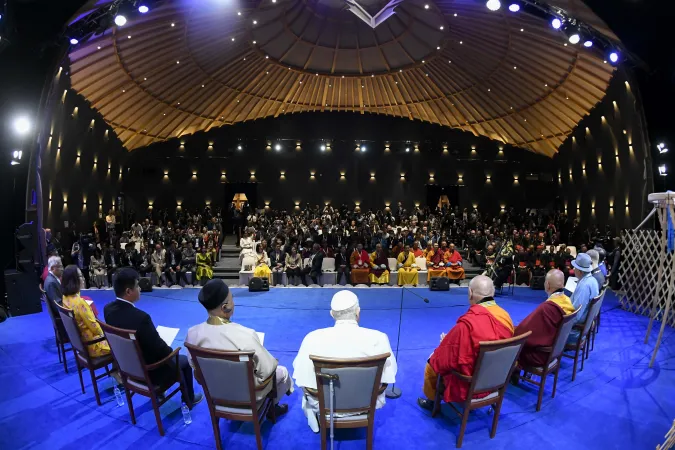 Papa Francesco all'Hun Center con i responsabili delle religioni, Ulaanbatar 3 settembre 2023 | Vatican Media / ACI Group