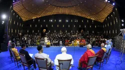 Papa Francesco all'Hun Center con i responsabili delle religioni, Ulaanbatar 3 settembre 2023 / Vatican Media / ACI Group