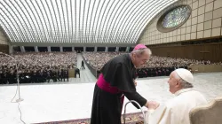 Papa Francesco saluta l'arcivescovo di Bratislava Zvolensky nell'incontro con i pellegrini slovacchi, Aula Paolo VI, 30 aprile 2022 / Vatican Media / ACI Group