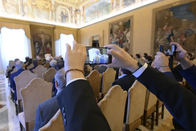 Papa Francesco, COPERCOM | Una immagine dell'incontro di Papa Francesco con il Copercom, 31 ottobre 2022 | Vatican Media / ACI Group