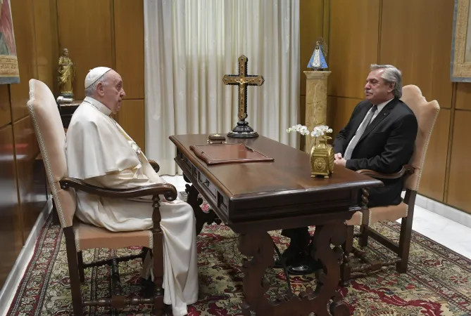 Papa Francesco e il presidente argentino Fernandez, Studio dell'Aula Paolo VI, 13 maggio 2021 | Vatican Media / ACI Group