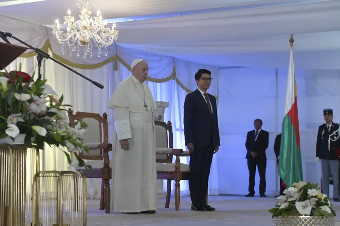Papa Francesco e il presidente del Madagascar durante l'incontro con le Autorità  | Vatican Media / ACI Group