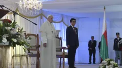 Papa Francesco e il presidente del Madagascar durante l'incontro con le Autorità  / Vatican Media / ACI Group