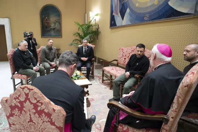 Il presidente Zelensky a colloquio con l'arcivescovo Paul Richard Gallagher, ministro vaticano per i Rapporti con gli Stati | Vatican Media / ACI Group