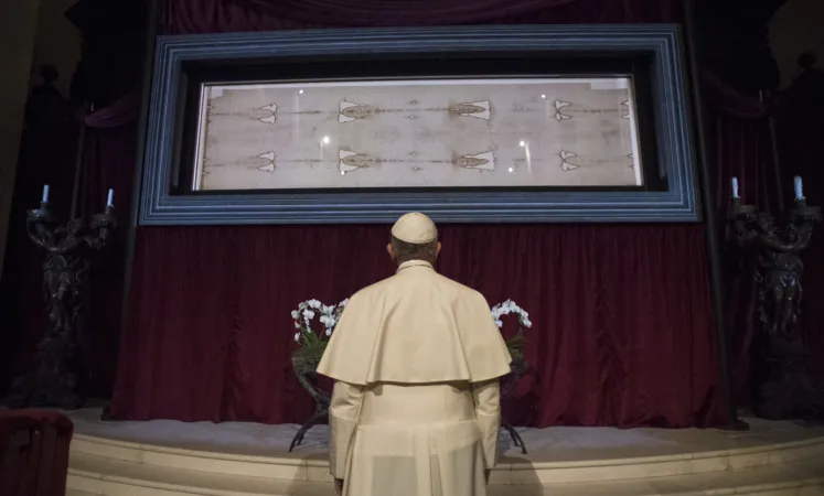 Il Papa in preghiera davanti alla Sindone |  | @Osservatore Romano