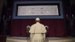 Papa Francesco in preghiera davanti la Sindone / Vatican Media / ACI Group