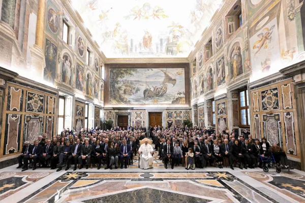 Papa Francesco al termine dell'udienza con i dipendenti dell'INPS, 3 aprile 2023 / Vatican Media / ACI Group