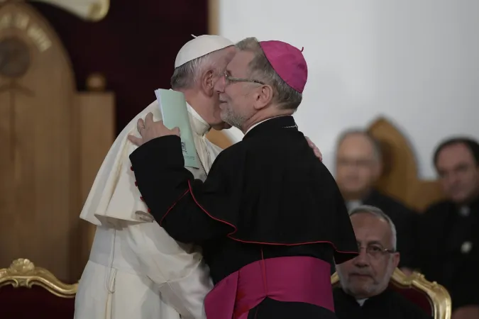 Vescovo Giuseppe Pasotto | Il vescovo Pasotto abbraccia Papa Francesco al termine della Messa a Tbilisi | L'Osservatore Romano / ACI Group