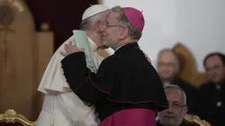 Il vescovo Pasotto abbraccia Papa Francesco al termine della Messa a Tbilisi / L'Osservatore Romano / ACI Group