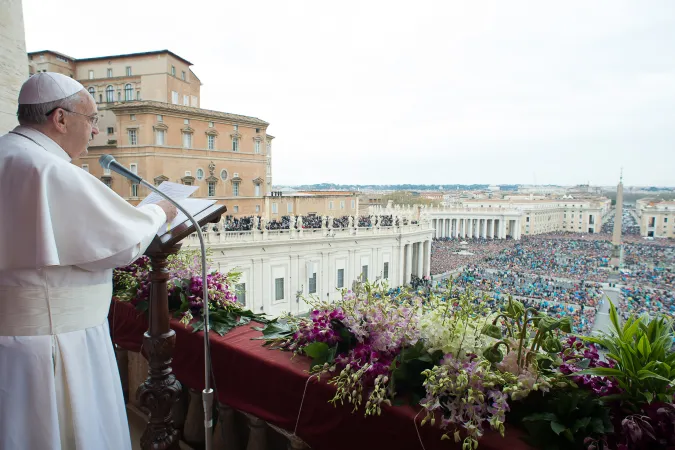 Papa Francesco durante la benedizione Urbi et Orbi della Pasqua 2015 | Vatican Media / ACI Group