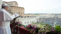 Papa Francesco durante la benedizione Urbi et Orbi della Pasqua 2015 / Vatican Media / ACI Group