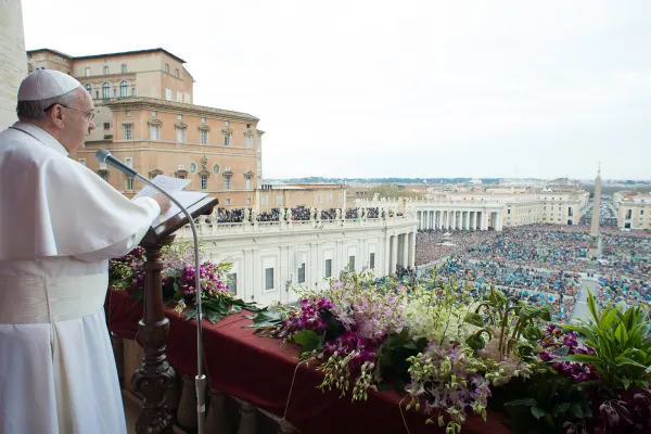 Papa Francesco durante la benedizione Urbi et Orbi della Pasqua 2015 / Vatican Media / ACI Group