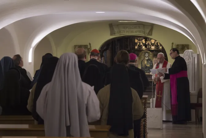 La preghiera del Papa nelle Grotte Vaticane  |  | Osservatore Romano