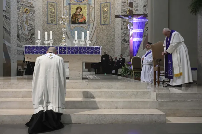 Papa Francesco celebra la liturgia penitenziale nella chiesa di Santa Maria delle Grazie al Trionfale, Roma, 17 marzo 2023 | Vatican Media / ACI Group
