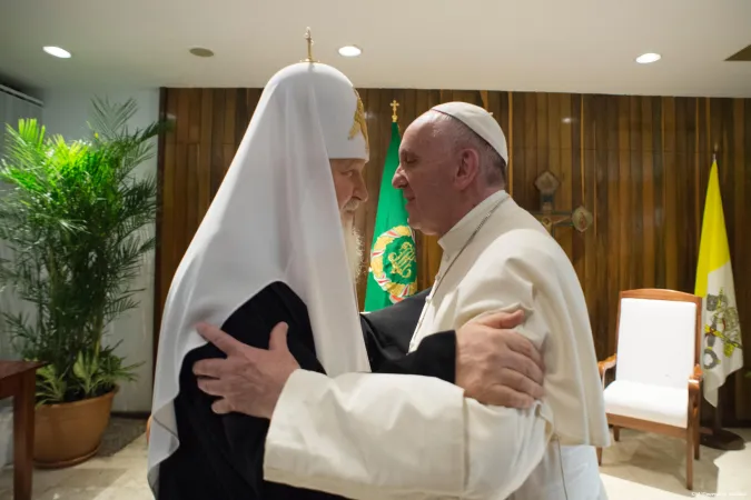 Papa Francesco e il Patriarca Kirill si abbracciano durante l'incontro a L'Avana, 12 febbraio 2016 | L'Osservatore Romano / ACI Group