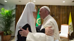 Papa Francesco e il Patriarca Kirill si abbracciano durante l'incontro a L'Avana, 12 febbraio 2016 / L'Osservatore Romano / ACI Group