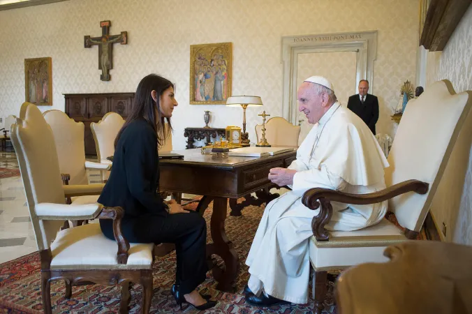 Papa Francesco e il sindaco Raggi | Papa Francesco incontra il sindaco Virginia Raggi | L'Osservatore Romano / ACI Group