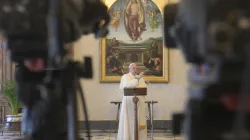Papa Francesco durante l'Angelus nella Biblioteca del Palazzo Apostolico, dove ha recitato la preghiera dell'Angelus / Vatican Media / ACI Group