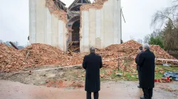 Il cardinale Bozanic davanti alla chiesa distrutta di Petrinja / Diocesi di Sisak