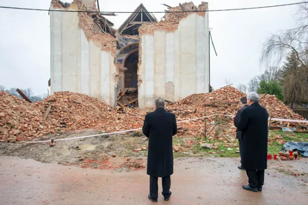 Il cardinale Bozanic davanti alla chiesa distrutta di Petrinja / Diocesi di Sisak