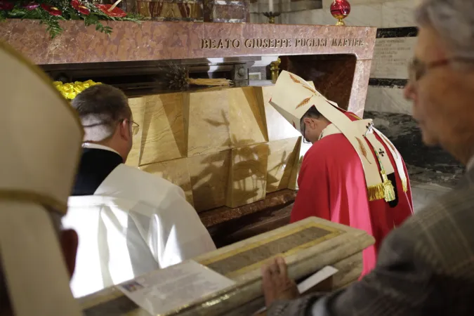 L'arcivescovo di Paleremo prega alla tomba di Pino Puglisi |  | Gugliemo Francavilla