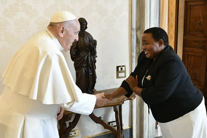 Papa Francesco, Robinah Nabbanja | Il primo ministro di Uganda Robinah Nabbanja con Papa Francesco, 24 luglio 2023 | Vatican Media / ACI Group