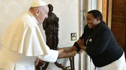 Il primo ministro di Uganda Robinah Nabbanja con Papa Francesco, 24 luglio 2023 / Vatican Media / ACI Group