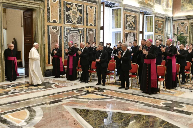 Papa Francesco riceve i partecipanti all’Incontro promosso dal Pontificio Consiglio per la Promozione della Nuova Evangelizzazione su “Catechesi e Cat |  | Vatican Media 