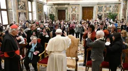 Papa Francesco con le rappresentanti del Centro Italiano Femminile, Palazzo Apostolico Vaticano, 24 marzo 2022 / Vatican Media / ACI Group