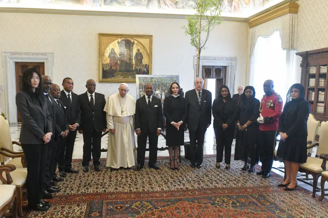 La delegazione del presidente del Gabon e il presidente del Gabon con Papa Francesco. Sullo sfondo, l'albero di 4 metri donato al Papa | Vatican Media / ACI Group