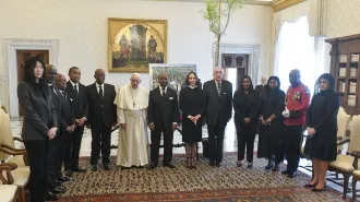 Papa Francesco, un albero di 4 metri dal presidente del Gabon
