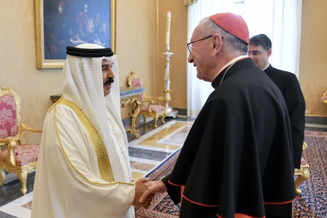 Il saluto di Hamad bin Isa bin Salman Al Khalifa al cardinale Parolin |  | Vatican Media