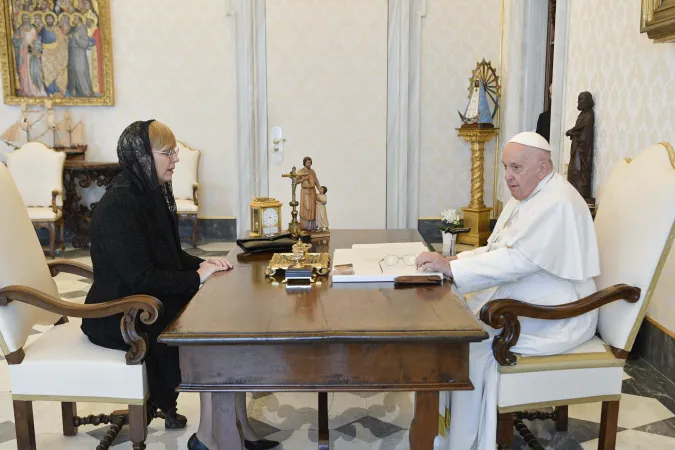 Papa Francesco con la presidente slovena Pirc Musar, Palazzo Apostolico Vaticano, 22 maggio 2023 | Vatican Media / ACI Group