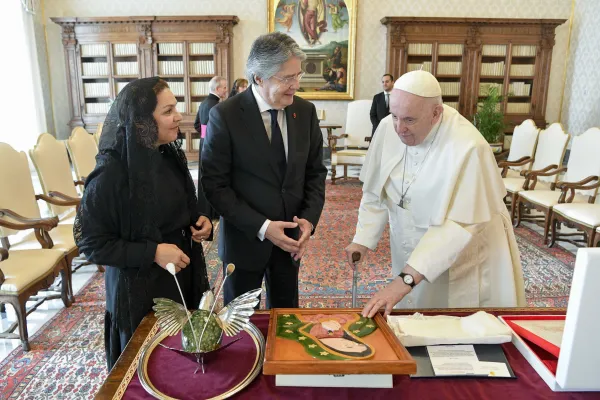 Papa Francesco e il presidente Lasso Mendoza con la Primera Dama, Biblioteca del Palazzo Apostolico Vaticano, 21 gennaio 2023 / Vatican Media / ACI Group