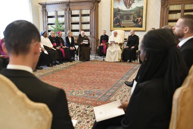 Papa Francesco incontra la Pontificia Commissione per la tutela dei minori, 5 maggio 2023 | Vatican Media / ACI Group